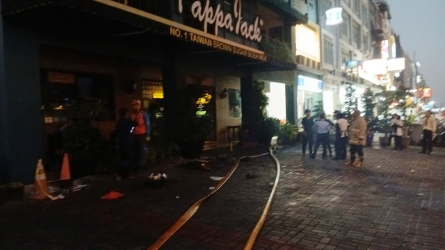 Restoran di PIK, Jakarta Utara terbakar pada Rabu (23/7/2025). Foto: Sudin Gulkarmat Jakarta Utara