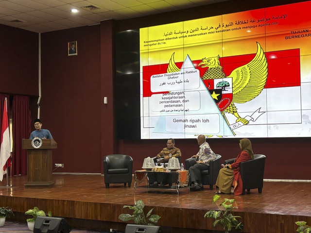 KH Cholil Nafis dalam Acara Dies Natalis Universitas Negeri Makasa ke 64 dengan memberi kuliah umum kepada para mahasisswa dengan tema Fatwa-Fatwa Ulama tentang masalah-masalah pokok kebangsaan ( Fatawa masail asasiyah wathaniyah). Foto: Dok. Istimewa