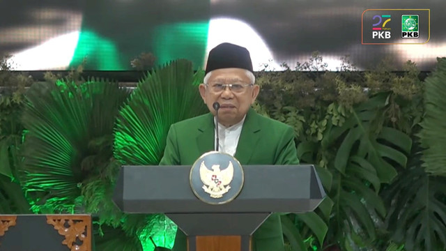 Wapres ke-13 RI Ma'ruf Amin memberikan sambutan saat Harlah ke-27 Partai PKB di JCC, Jakarta, Rabu (23/7/2025). Foto: Youtube/DPP PKB
