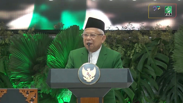 Wapres ke-13 RI Ma'ruf Amin memberikan sambutan saat Harlah ke-27 Partai PKB di JCC, Jakarta, Rabu (23/7/2025). Foto: Youtube/DPP PKB