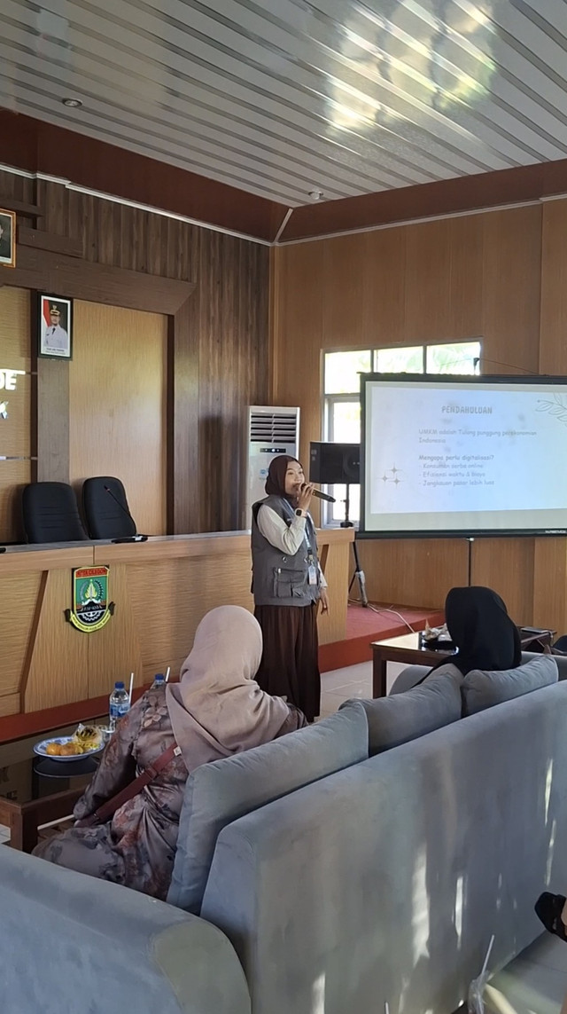 Mahasiswa KKM UNIBA Dorong UMKM Go Digital Melalui Pemasaran Online