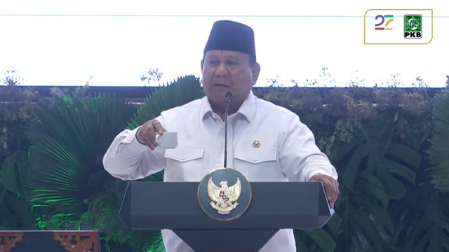 Presiden Prabowo Subianto mengangkat cangkir saat memberikan sambutan saat Harlah ke-27 Partai PKB di JCC, Jakarta, Rabu (23/7/2025). Foto: Youtube/DPP PKB