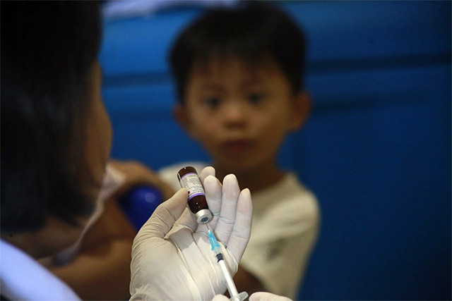 Perawat di Puskesmas Teling, Kota Manado, Sulawesi Utara, sedang mempersiapkan suntikan vaksin yang akan diberikan ke anak yang mengikuti imunisasi. (foto: febry kodongan/manadobacirita)