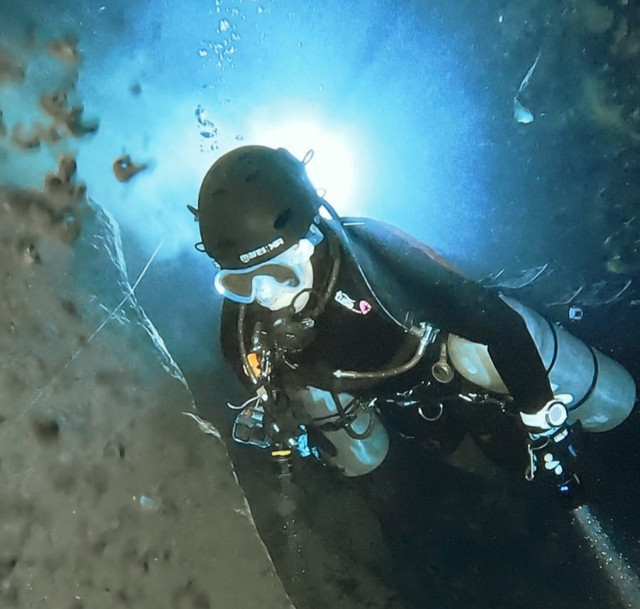 Santalia saat melakukan aktivitas cave diving di Gua Perahu Tuban. Foto: Dok. pribadi