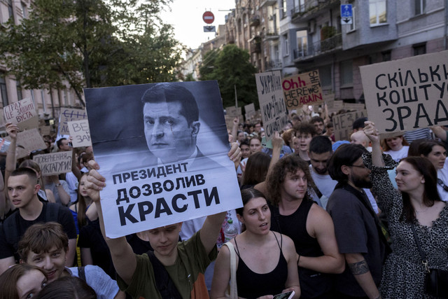 Warga Ukraina melakukan aksi protes menentang undang-undang yang baru saja disahkan, yang mengekang independensi lembaga antikorupsi, di tengah serangan Rusia ke Ukraina, di dekat kantor kepresidenan di Kyiv, Ukraina, Rabu (23/7/2025). Foto: Thomas Peter/REUTERS