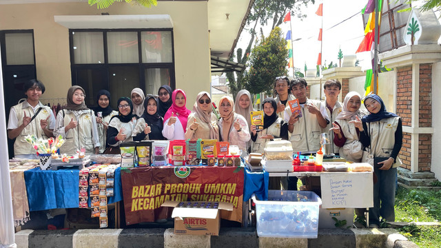 Gambar 1 Mahasiswa Universitas Djuanda bersama pelaku UMKM berpartisipasi dalam Bazar Produk UMKM Kecamatan Sukaraja.