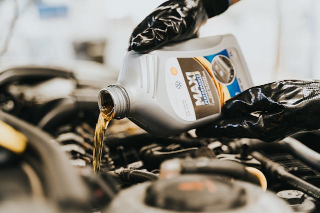 Apakah oli mesin bisa untuk oli power steering, foto hanya ilustrasi, bukan oli sebenarnya: Pexels/Daniel Andraski