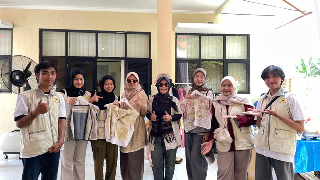 Gambar 1 Mahasiswa PKM Desa Cimandala bersama pelaku UMKM Ecoprint Djedjak Daoen memamerkan produk fashion ramah lingkungan berbahan alami pada Bazar UMKM Kecamatan Sukaraja.