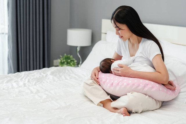  lustrasi ibu menyusui bayi.  Foto: Shutter Stock