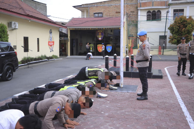 Personel Polres Samosir dihukum push-up. Foto: Dok. Istimewa