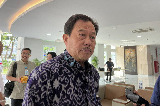 Dekan FK Unpad Prof. Dr Yudi Mulyana Hidayat saat menjawab pertanyaan wartawan di Rumah Sakit Hasan Sadikin, Kamis (24/7/2025). Foto: Alya Zahra/kumparan 