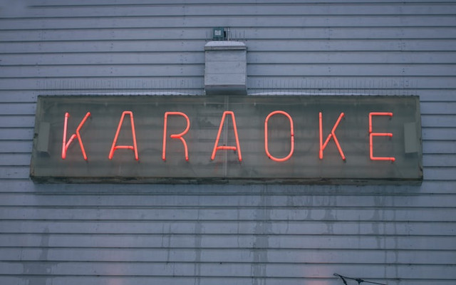 Karaoke yang Murah di Medan  (Foto hanya ilustrasi, bukan tempat sebenarnya) Sumber: unsplash/Aleksi Partanen