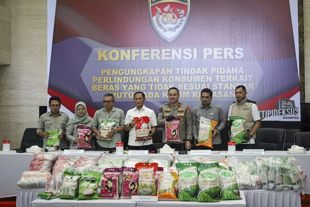 Dirtipideksus sekaligus Kepala Satgas Pangan Polri, Brigjen Pol Helfi Assegaf beserta jajaran berfoto saat konpers terkait kasus beras yang tidak sesuai standar mutu pada klaim kemasan di Gedung Bareskrim Polri, Jakarta, Kamis (24/7/2025). Foto: Iqbal Firdaus/kumparan