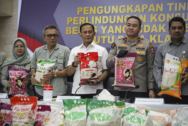 Suasana keterangan pers terkait kasus beras yang tidak sesuai standar mutu pada klaim kemasan atau oplosan di Gedung Bareskrim Polri, Jakarta, Kamis (24/7/2025). Foto: Iqbal Firdaus/kumparan