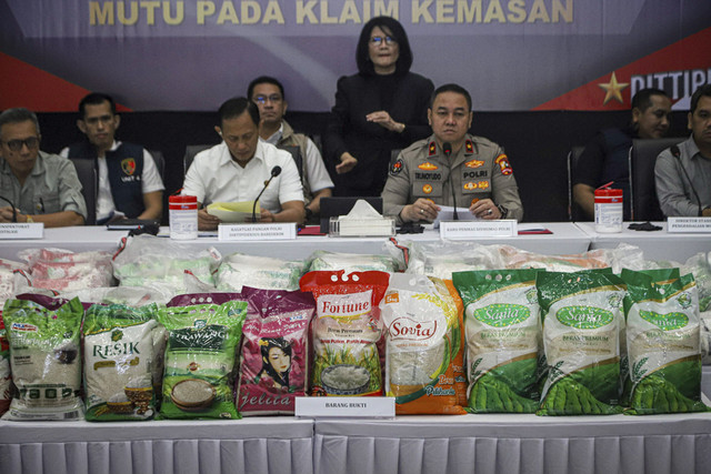 Dirtipideksus sekaligus Kepala Satgas Pangan Polri, Brigjen Pol Helfi Assegaf memberikan keterangan pers terkait kasus beras yang tidak sesuai standar mutu pada klaim kemasan atau oplosan di Gedung Bareskrim Polri, Jakarta, Kamis (24/7/2025). Foto: Iqbal Firdaus/kumparan