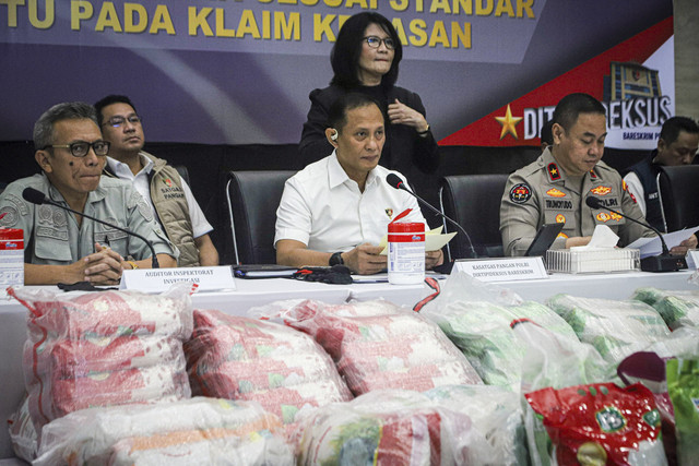 Dirtipideksus sekaligus Kepala Satgas Pangan Polri, Brigjen Pol Helfi Assegaf memberikan keterangan pers terkait kasus beras yang tidak sesuai standar mutu pada klaim kemasan atau oplosan di Gedung Bareskrim Polri, Jakarta, Kamis (24/7/2025). Foto: Iqbal Firdaus/kumparan