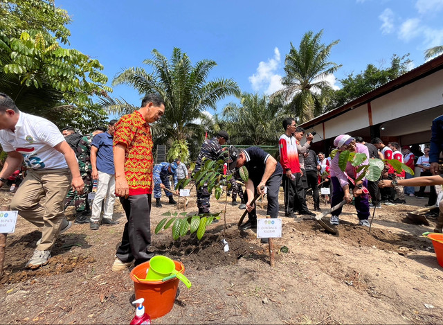Gubernur Kalbar dan Ketua TP PKK sedang melakukan penanaman pohon didalam kegiatan tersebut. Foto: Rabiansyah/Hi!Pontianak.