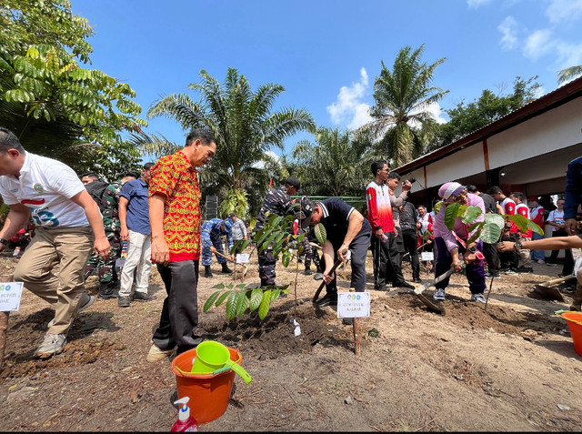 Gubernur Kalbar dan Ketua TP PKK sedang melakukan penanaman pohon didalam kegiatan tersebut. Foto: Rabiansyah/Hi!Pontianak.