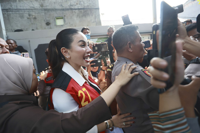 Terdakwa Nikita Mirzani saat tiba di Pengadilan Negeri Jakarta Selatan, Jakarta, Kamis (24/7/2025). Foto: Agus Apriyanto