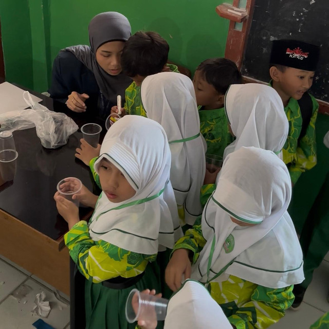 Tanam Bibit, Tumbuh Ilmu: Aksi Edukatif Mahasiswa UB di MI Miftahul Uquliyah 