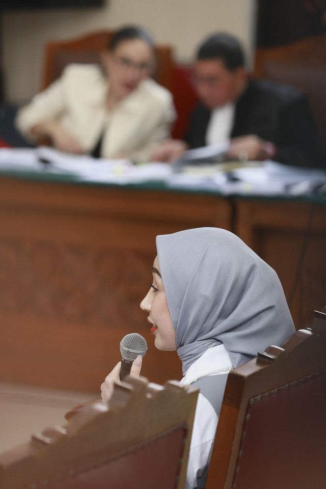 Saksi Reza Gladys saat memberikan kesaksian perkara dugaan pengancaman dan tindak pencucian uang di Pengadilan Negeri Jakarta Selatan, Jakarta, Kamis, (24/7/2025). Foto: Agus Apriyanto