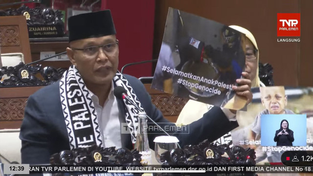 Anggota DPR RI membentangkan poster dukungan ke Palestina saat rapat paripurna ke-26 masa sidang IV tahun 2024-2025 di Kompleks Parlemen, Senayan, Jakarta Pusat pada Kamis (24/7/2025). Foto: YouTube/ TVR Parlemen