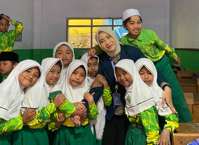 Gambar 1 dokumentasi bersama siswa dan siswi kelas 2B MI Miftahul Uquliyah