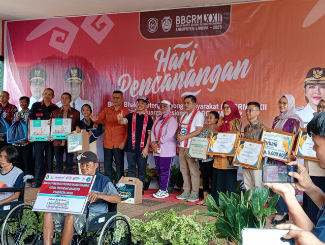 Peringatan Bulan Bhakti Gotong Royong Masyarakat (BBGRM) ke-22 sekaligus Hari Keluarga Nasional (Harganas) ke-32 dipusatkan di Dusun Gasing, Desa Amboyo Inti, Kabupaten Landak, Kalimantan Barat pada Kamis, 24 Juli 2025. Foto: Dok. Istimewa