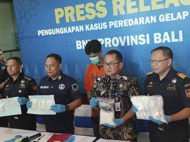 BNN menunjukkan barang bukti narkoba kokain dari kurir WN Brasil berinsial YB (25). Foto: Dok. Istimewa