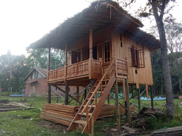 Rumah Knock Down, yakni rumah yang dapat dibongkar pasang/Anyelir. 