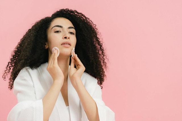 Ilustrasi rekomendasi cleansing oil murah. Sumber: Pexels/SHVETS production
