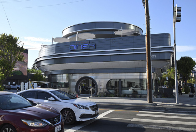 Tesla secara resmi membuka restoran pertamanya yang diberi nama "Tesla Diner". Foto: Robyn Beck/AFP