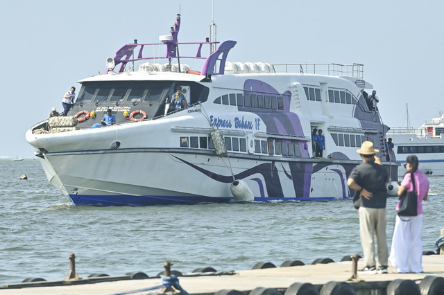 Kapal cepat Express Bahari 1F mengangkut penumpang saat pelayaran perdana di kawasan perairan Serangan, Denpasar, Bali, Rabu (23/7/2025). Foto: Fikri Yusuf/ANTARA FOTO