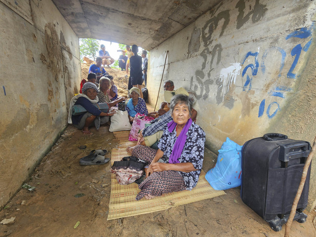 Warga Thailand yang melarikan diri dari bentrokan antara tentara Thailand dan Kamboja berlindung di provinsi Surin, timur laut Thailand, Kamis (24/7/2025). Foto: Sunny Chittawil/AP