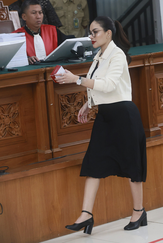 Terdakwa Nikita Mirzani sebelum menyerahkan bukti kepada hakim dan Saksi Reza Gladys terkait perkara dugaan pengancaman dan tindak pencucian uang di Pengadilan Negeri Jakarta Selatan, Jakarta, Kamis, (24/7/2025). Foto: Agus Apriyanto