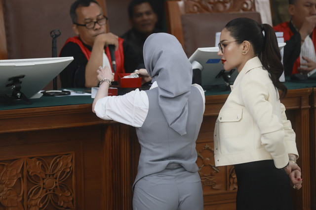 Terdakwa Nikita Mirzani saat menyerahkan bukti kepada hakim dan Saksi Reza Gladys terkait perkara dugaan pengancaman dan tindak pencucian uang di Pengadilan Negeri Jakarta Selatan, Jakarta, Kamis, (24/7/2025). Foto: Agus Apriyanto
