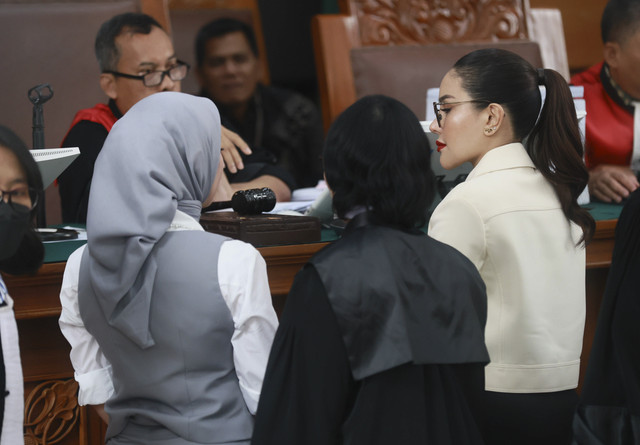 Terdakwa Nikita Mirzani saat menyerahkan bukti kepada hakim dan Saksi Reza Gladys terkait perkara dugaan pengancaman dan tindak pencucian uang di Pengadilan Negeri Jakarta Selatan, Jakarta, Kamis, (24/7/2025). Foto: Agus Apriyanto