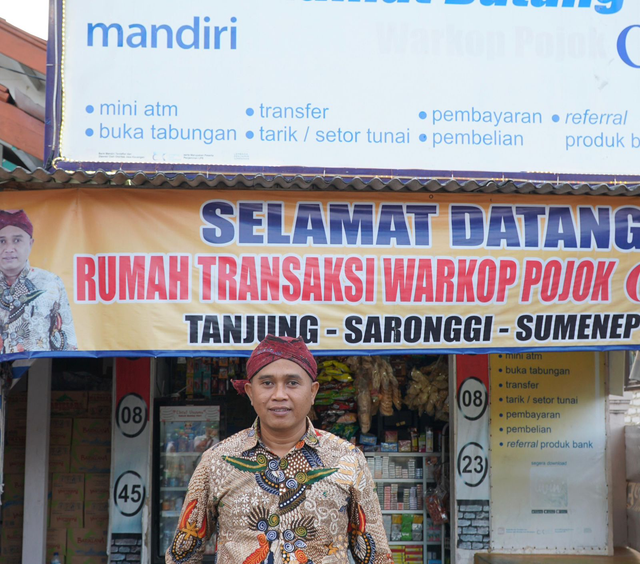 Mursid sebagai pemilik Warkop Pojok Online dan Mandiri Agen asal Desa Tanjung, Kabupaten Sumenep, Jawa Timur. Foto: Dok. Bank Mandiri
