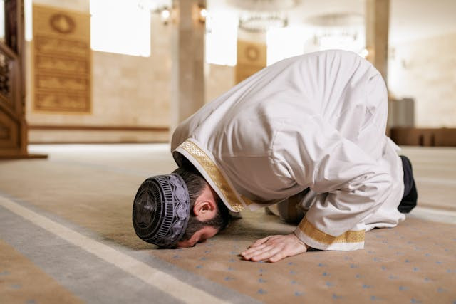 Ilustrasi Cara Sujud Sahwi. Sumber: Pexels/A Darmel