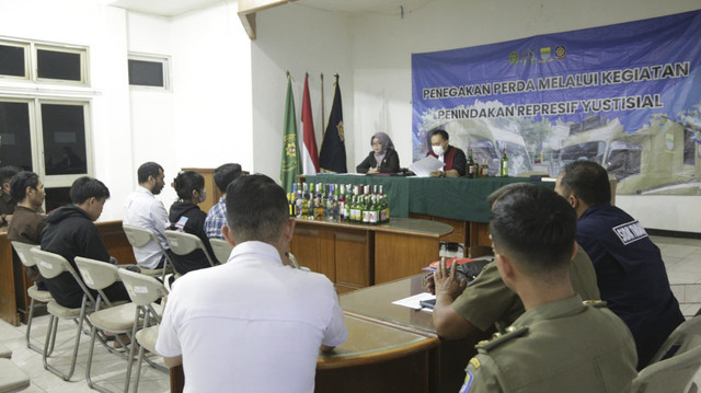 Tim Yustisi Penegakan Perda Pemkot Bandung memanggil pihak komunitas lari dan perusahaan yang diduga terlibat dalam pembagian minuman alkohol, Kamis (24/7/2025). Foto: Dok. Pemkot Bandung