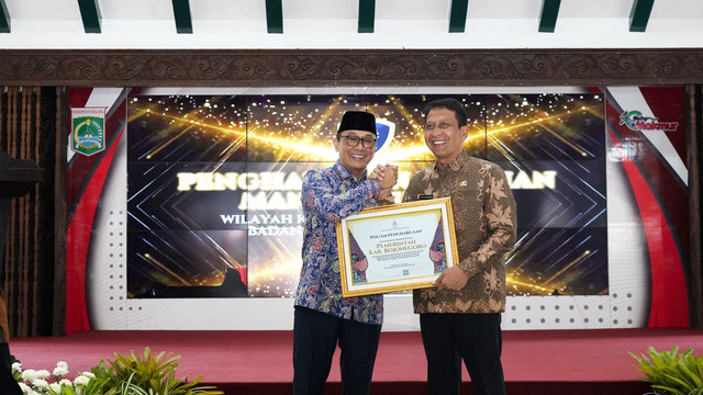 Bupati Bojonegoro Setyo Wahono, saat terima piagam penghargaan dari Kepala BKN RI, Dr Zudan Arif Fakrulloh SH MH, di Pendopo Agung Kabupaten Malang. Kamis (24/07/2025) (Aset: Istimewa)
