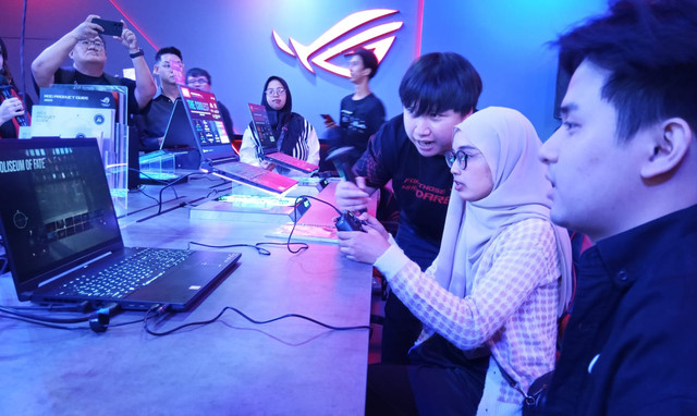 Seorang gamer sedang bermain game di Republic Of Gamer (ROG) Surabaya. Foto: Masruroh/Basra