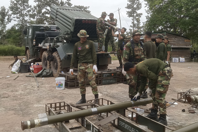 Tentara Kamboja mengisi ulang peluncur roket ganda BM-21 di provinsi Preah Vihear, Kamboja, Kamis (24/7/2025). Foto: Stringer/AFP