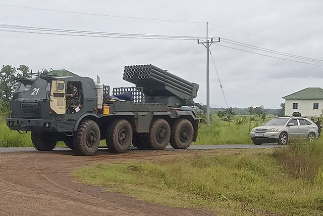 Peluncur roket BM-21 Kamboja melintasi perbatasan Kamboja-Thailand saat pasukan Kamboja dan Thailand di Preah Vihear, Kamis (24/7/2025). Foto: Stringer/AFP
