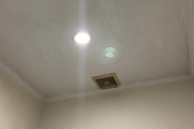 Kondisi Plafon Kamar Mandi di Kamar Arya Daru. Foto: Istimewa