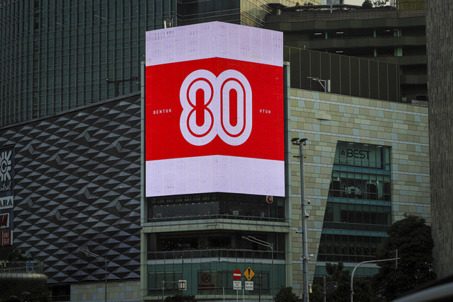 Videotron yang menampilkan logo HUT RI ke-80 di kawasan Bundaran HI, Jakarta, Kamis (24/7/2025). Foto: Iqbal Firdaus/kumparan