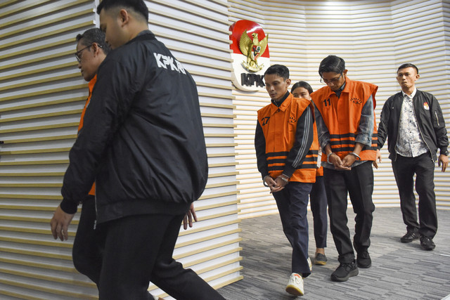 Tersangka kasus dugaan pemerasan TKA Kemnaker Gatot Widiartono, Putri Citra Wahyoe, Jamal Shodiqin usai menjalani pemeriksaan di Gedung Merah Putih KPK, Jakarta, Kamis (24/7/2025). Foto: Indrianto Eko Suwarso/ANTARA FOTO