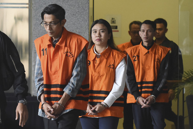 Tersangka kasus dugaan pemerasan TKA Kemnaker (dari kiri ke kanan) Gatot Widiartono Putri Citra Wahyoe, Jamal Shodiqin dan Alfa Eshad mengenakan rompi tahanan usai menjalani pemeriksaan di Gedung Merah Putih KPK, Jakarta, Kamis (24/7/2025). Foto: Indrianto Eko Suwarso/ANTARA FOTO