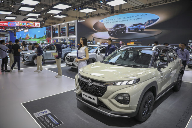 Seorang pragawati berpose didekat Mobil Fronx di booth Suzuki saat pergelaran pameran otomotif Gaikindo Indonesia International Auto Show (GIIAS) 2025 di ICE BSD, Tangerang, Kamis (24/7). Foto: Aditia Noviansyah/kumparan