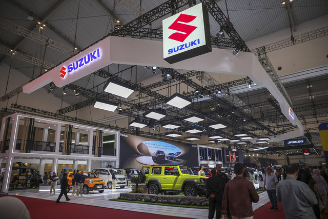 Suasana booth Suzuki pada pegelaran GIIAS (Gaikindo Indonesia International Auto Show) 2025 di ICE BSD, Tangerang, Kamis (24/7/2025). Foto: Aditia Noviansyah/kumparan